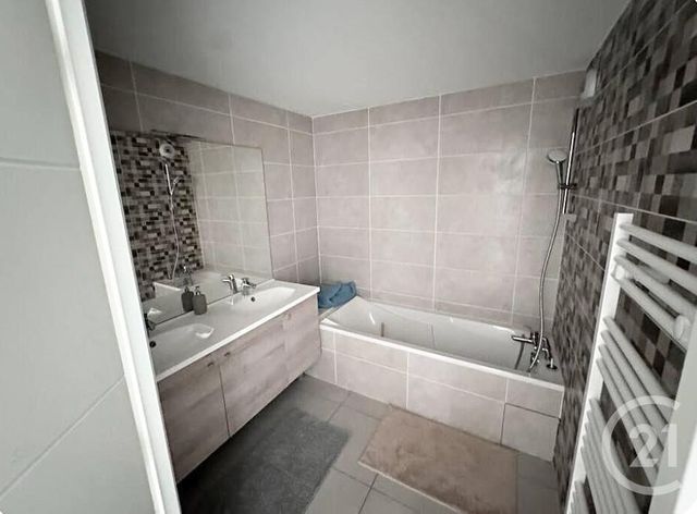 Appartement T4 à louer - 4 pièces - 86.64 m2 - CHARBONNIERES LES BAINS - 69 - RHONE-ALPES - Century 21 Grande Rue