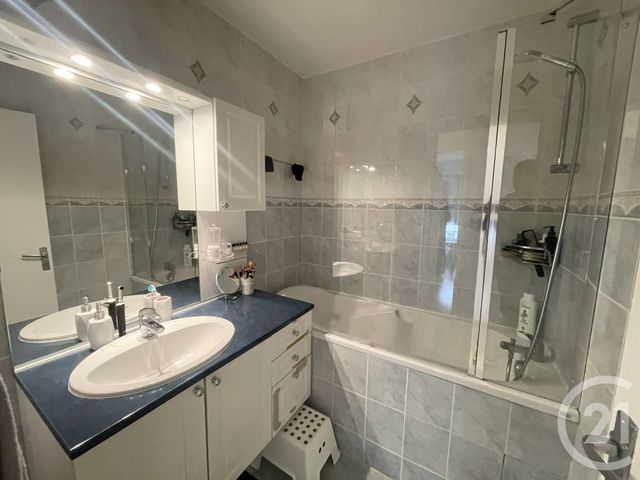 Appartement F4 à louer - 3 pièces - 77.09 m2 - OULLINS - 69 - RHONE-ALPES - Century 21 Grande Rue