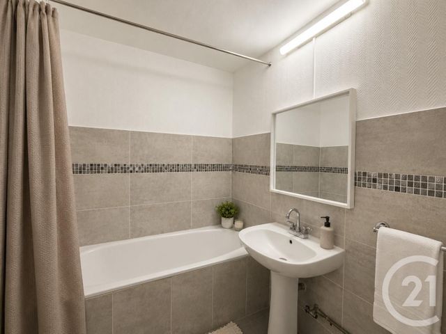 Appartement F4 à vendre - 4 pièces - 83.7 m2 - OULLINS - 69 - RHONE-ALPES - Century 21 Grande Rue